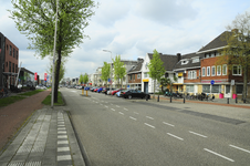 900979 Gezicht op de Amsterdamsestraatweg te Utrecht, uit het zuidoosten, met rechts de huizen Amsterdamsestraatweg 697 ...